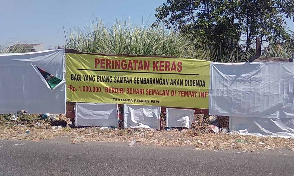 Spanduk lain berisi peringatan untuk pembuang sampah juga dipasang di Desa Pepe, Kecamatan Sedati, Kabupaten Sidoarjo (foto-foto: Achmad Supriyadi/jatimnow.com)