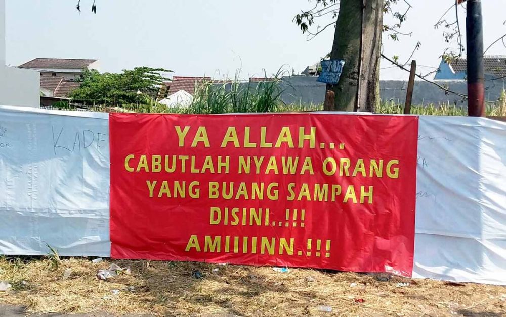 Spanduk peringatan untuk para pembuang sampah
