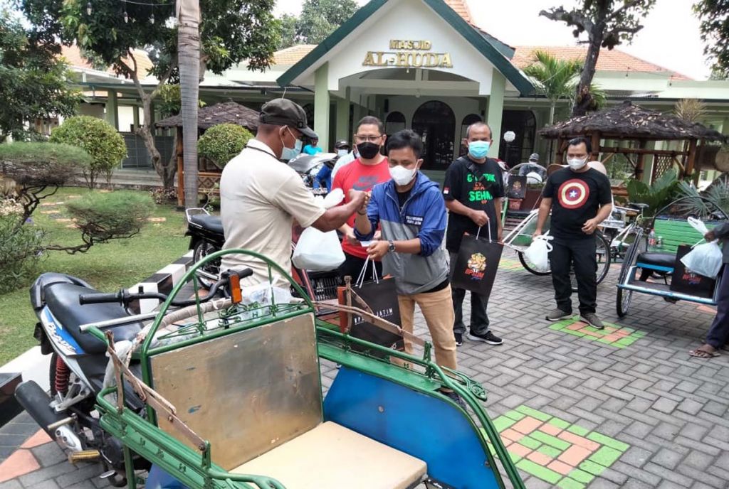 Wartawan Pemprov Jatim bagikan daging kurban ke warga terdampak Pandemi Covid-19