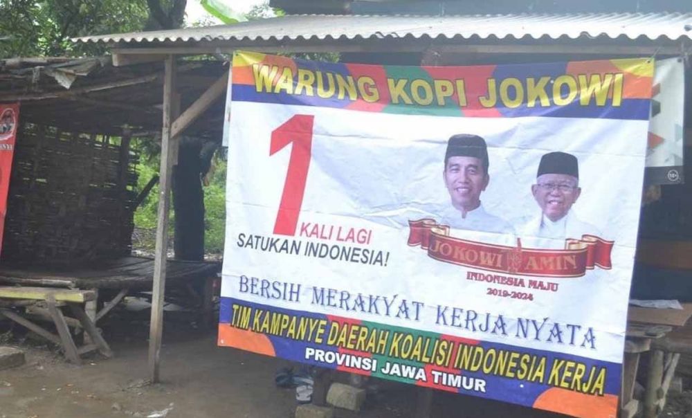 Salah satu warung kopi yang dibranding dengan banner 'Warung Kopi Jokowi'