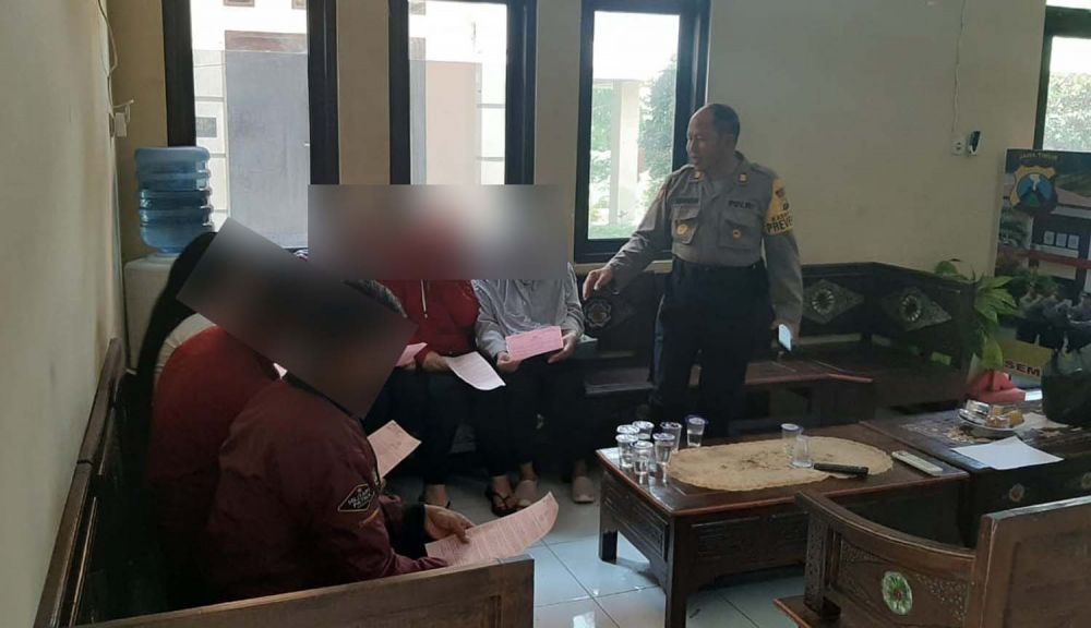 Dua remaja bersama empat PSK yang diamankan Sat Sabhara Polres Probolinggo