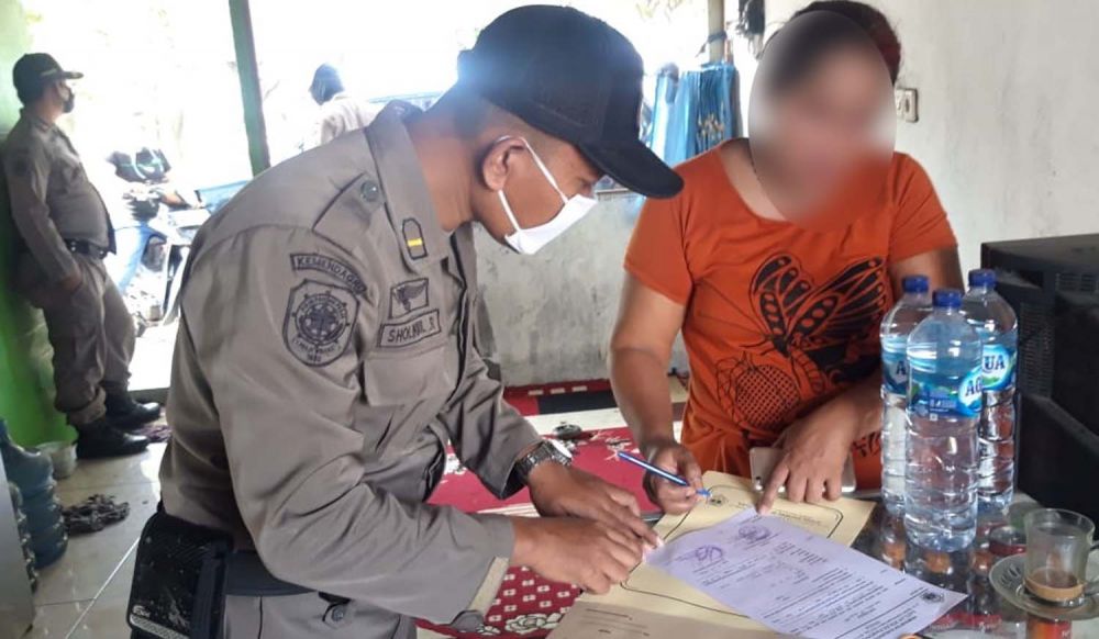 Pemilik warung kopi yang juga menyediakan PSK diminta menandatangani surat pernyataan oleh anggota Satpol PP Gresik