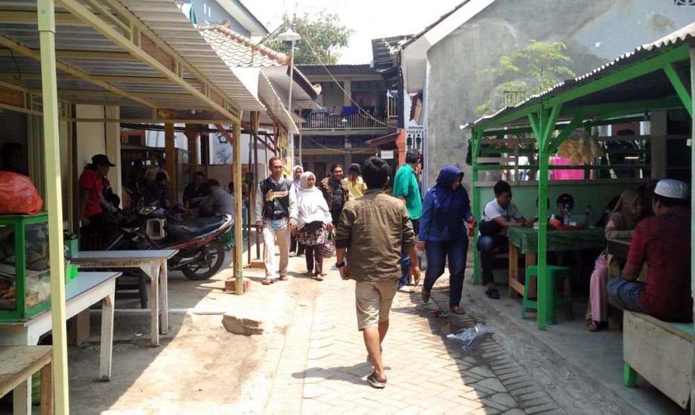 Deretan warung yang dibuka para tetangga Ningsih Tinampi selalu ramai dikunjungi para pasien yang mengantre