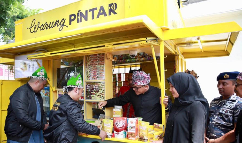Bupati Banyuwangi Abdullah Azwar Anas meresmikan Warung Pintar di Taman Blambangan.