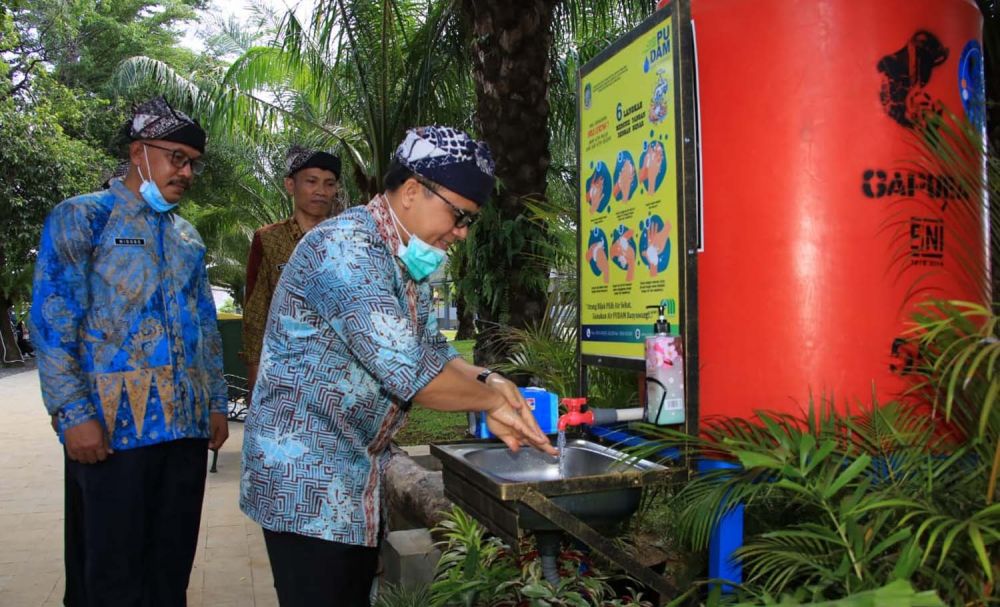Bupati Banyuwangi Abdullah Azwar Anas saat mencuci tangan di wastafel portabel Taman Sayu Wiwit