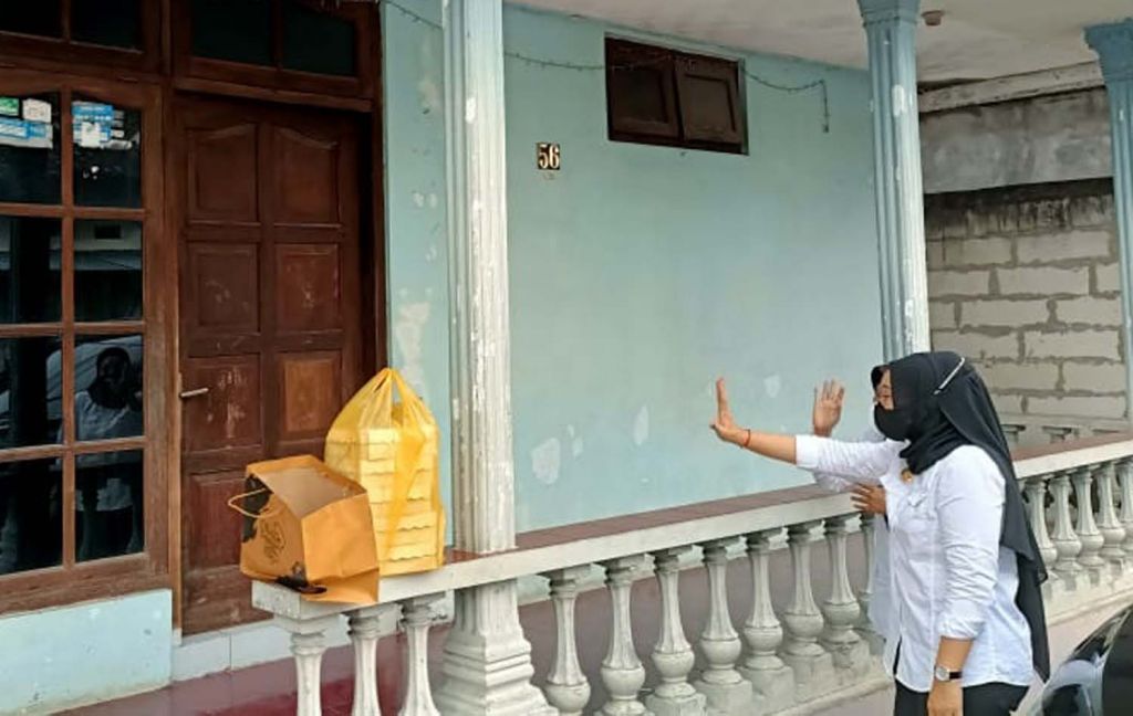 Wawali Madiun Inda Raya saat menyuplai makanan ke salah warga yang menjalani isoman