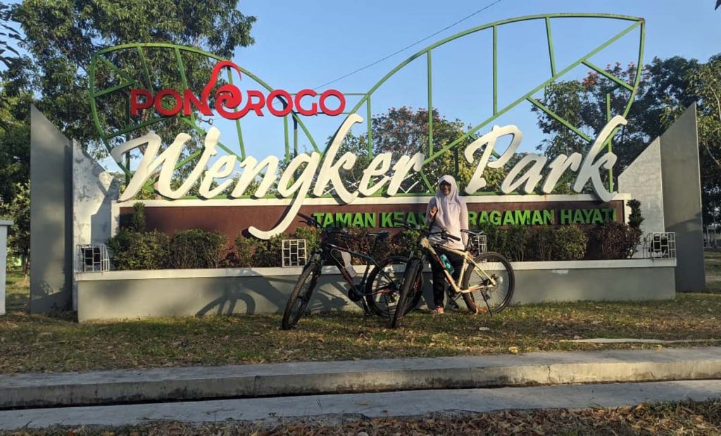 Seorang pesepeda saat berfoto di depan Wengker Park Ponorogo