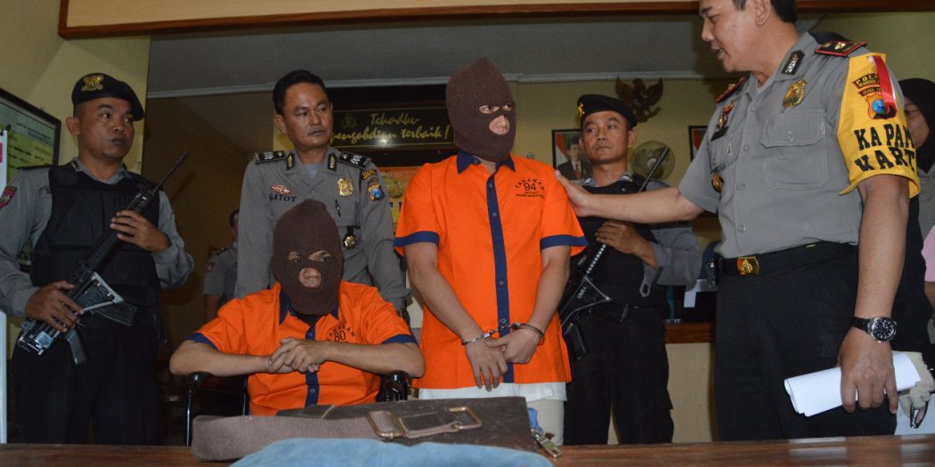 Petugas menunjukkan tersangka.