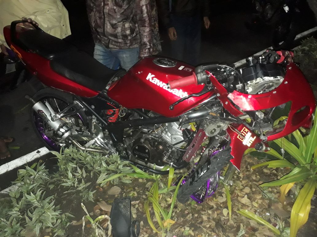 Motor milik Verry terlihat remuk bagian depan, setelah menghantam pohon dan PJU. (istimewa)