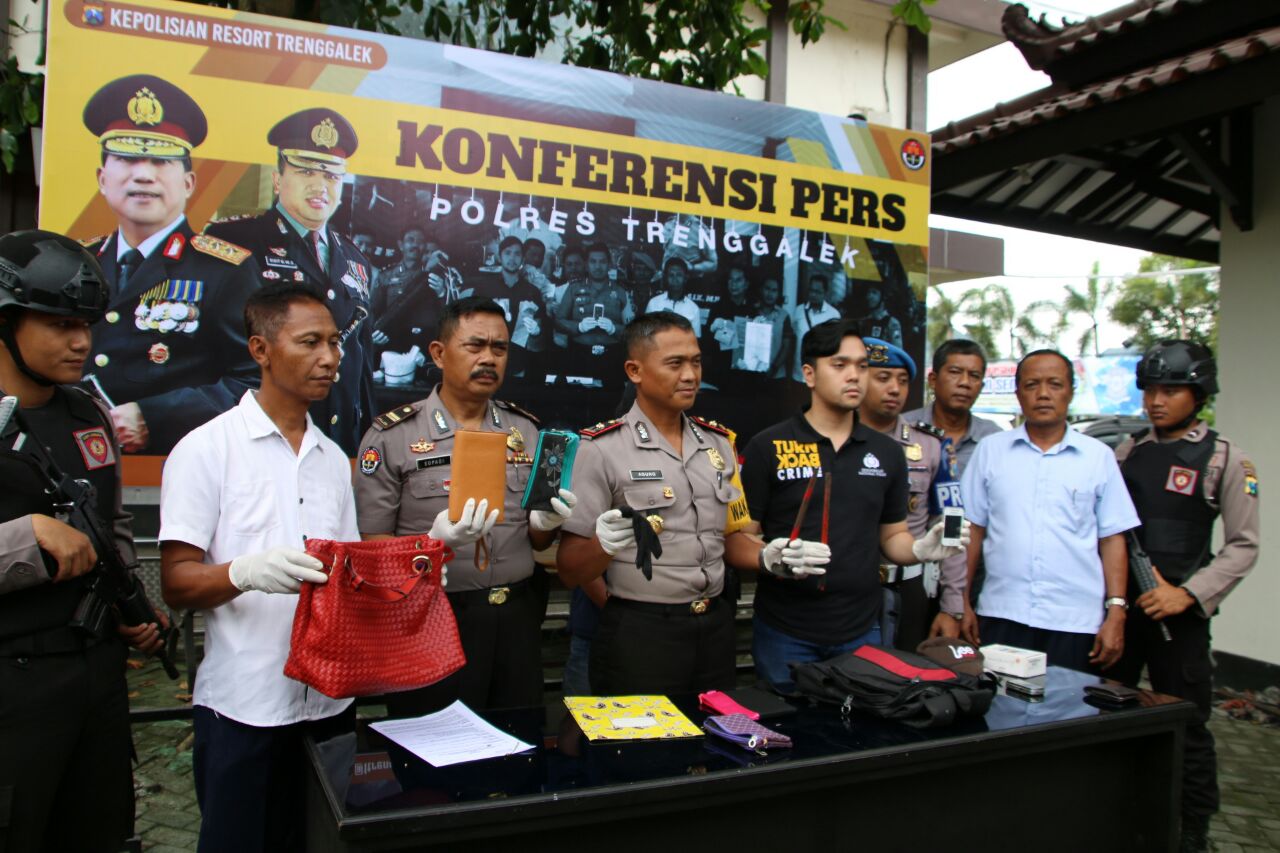 Petugas menunjukkan barang bukti