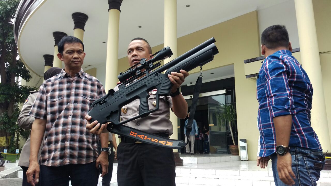 Polisi memamerkan senjata airgun milik RM/Foto: Narendra Bakrie
