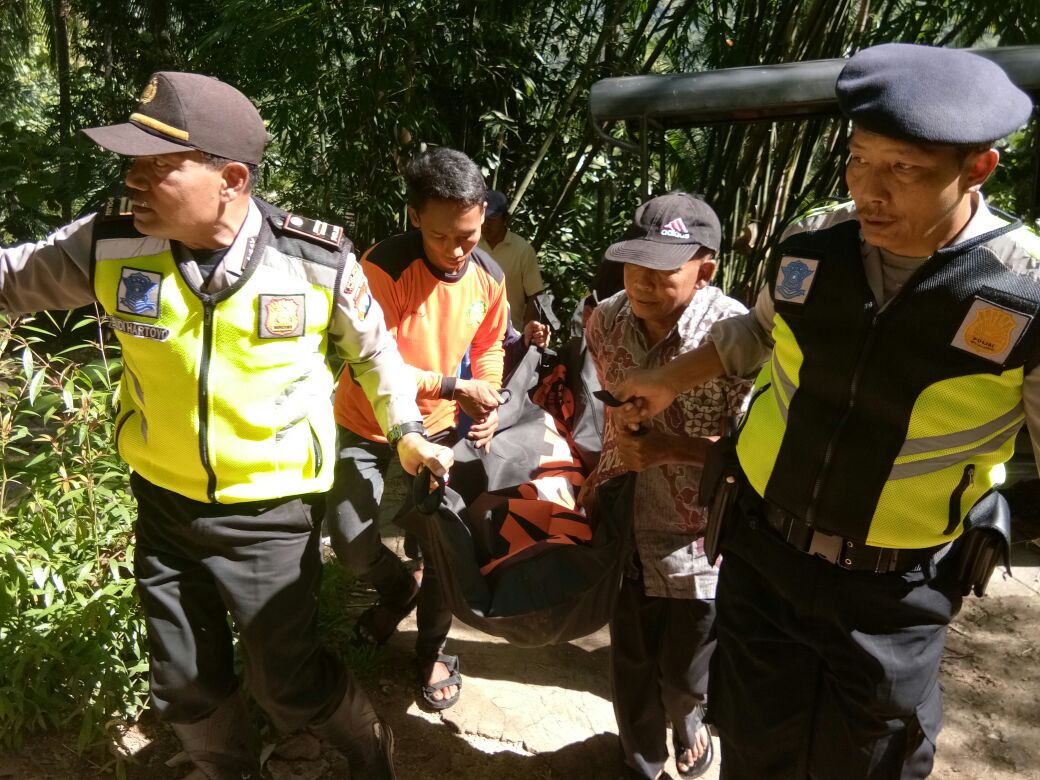 Petugas mengevakuasi jenasah korban.