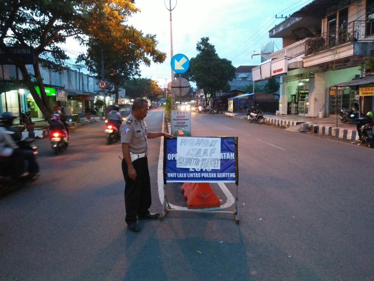 Petugas mengalihkan jalur ke Baluran.