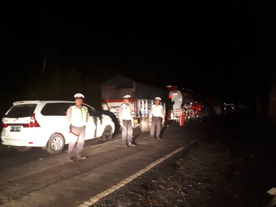 Sabar, Kemacetan Parah Terjadi di Jalur Longsor Gumitir