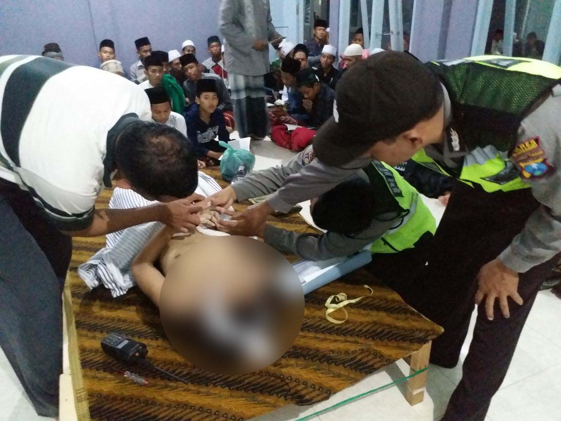 Petugas mengidentifikasi jenasah korban.
