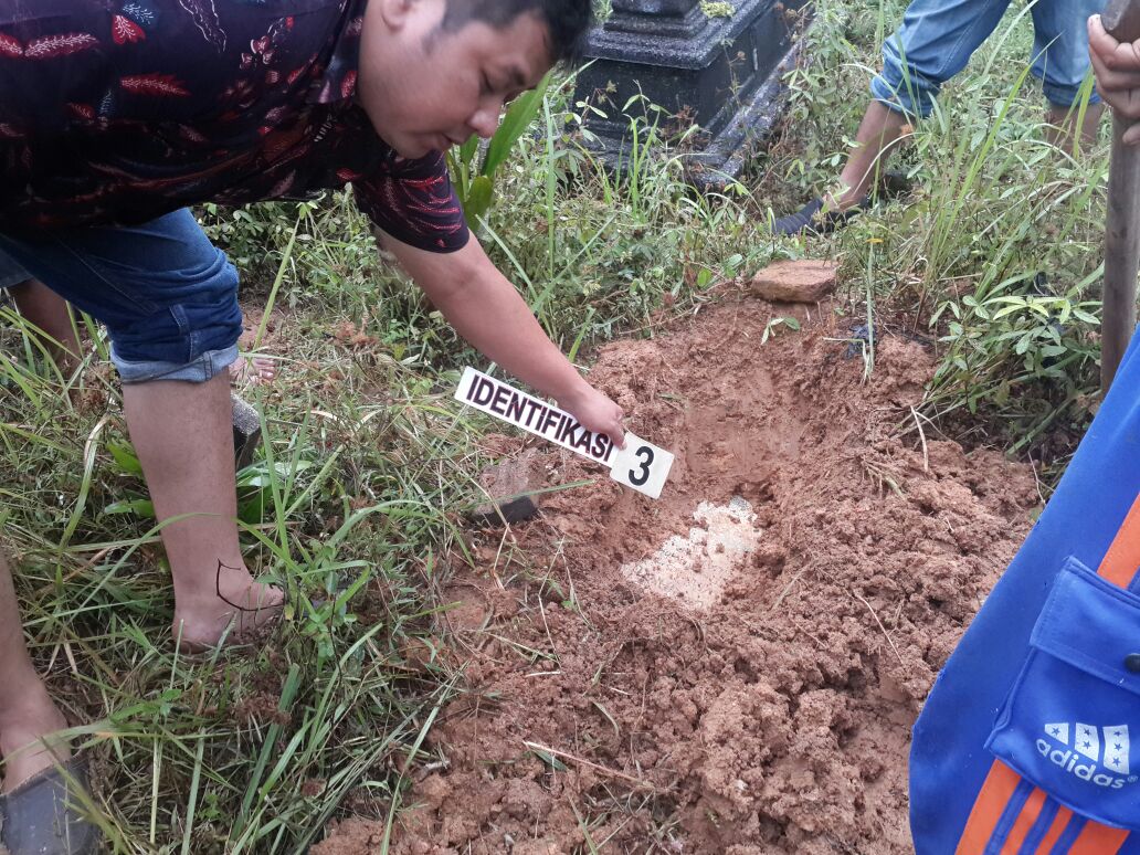 Petugas mengidentifikasi makam bayi.