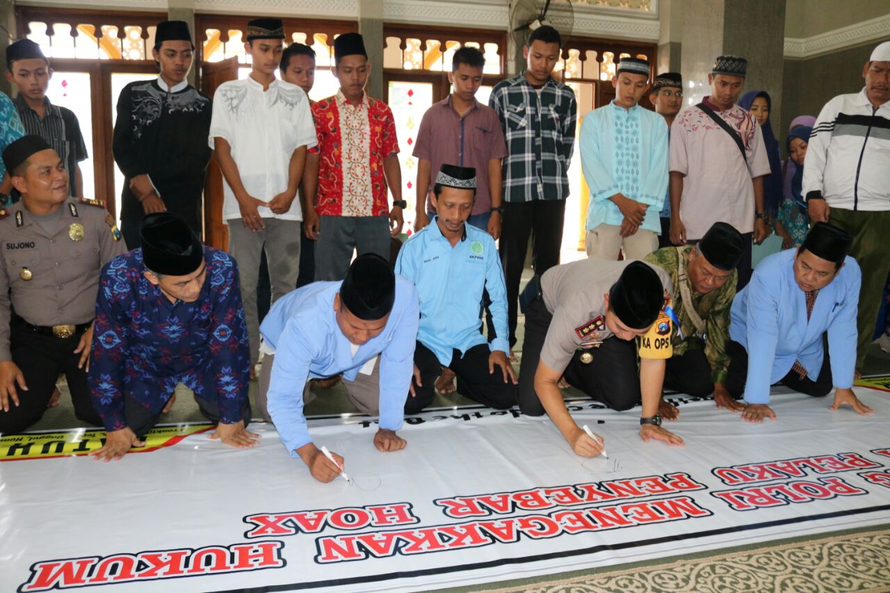 Kapolres Bojonegoro AKBP Wahyu S Bintoro bersama dengan guru ngaji dan Remas, menandatangai deklarasi anti hoax.
