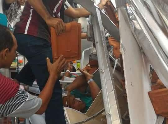 Salah seorang pasien yang tertimpa rangka atap yang terbuat dari galvalum.