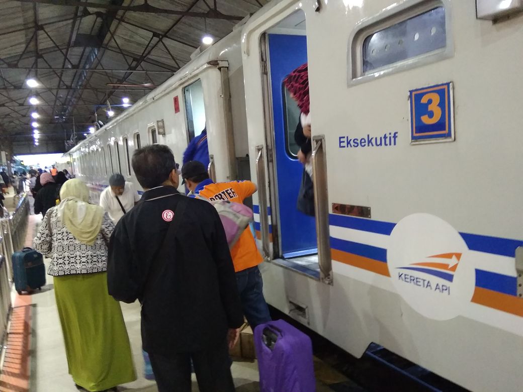 Penumpang di salah satu stasiun kereta api.