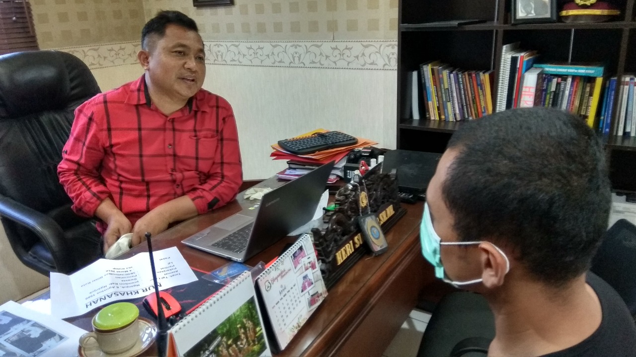 Petugas menginterogasi tersangka.