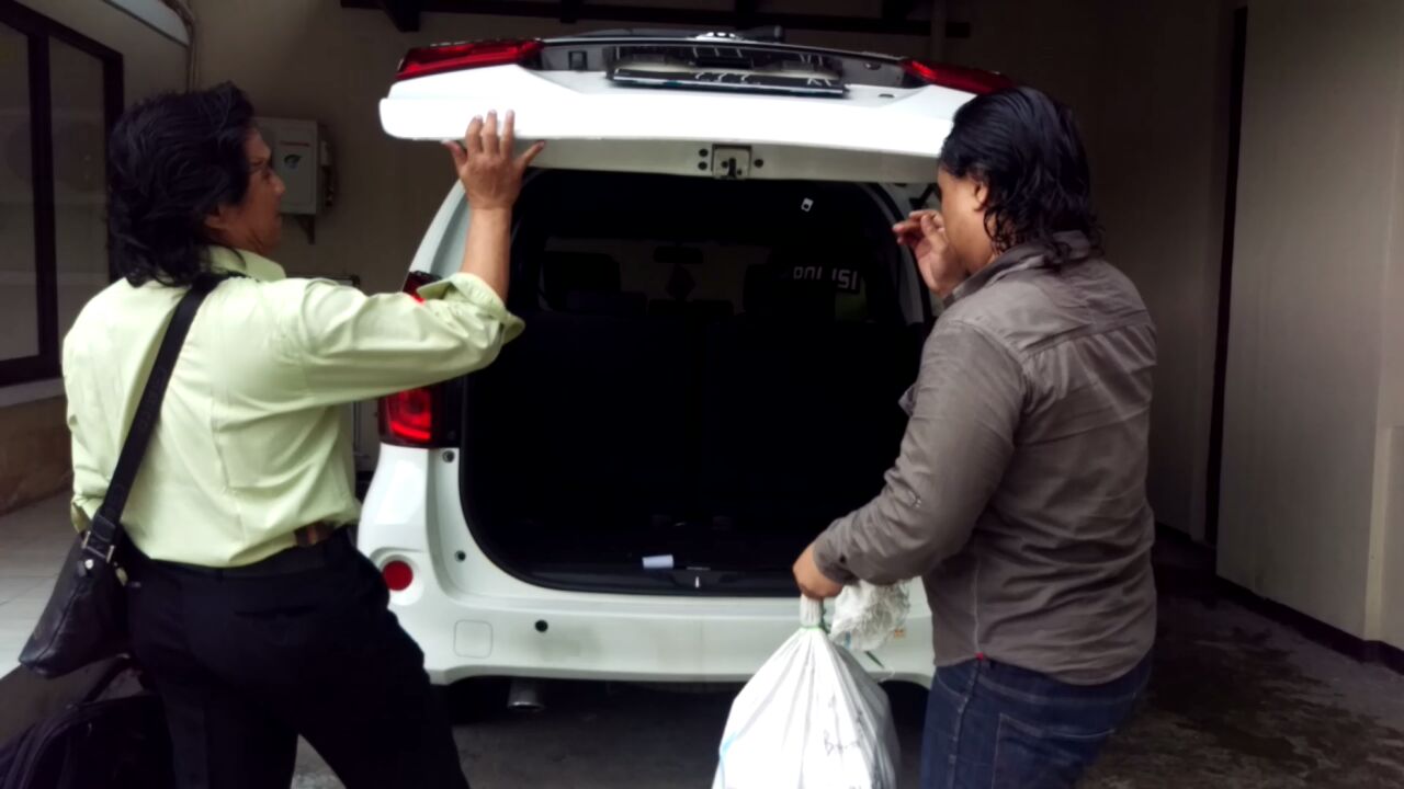 Petugas membawa barang bukti KIP ke Polrestabes Surabaya