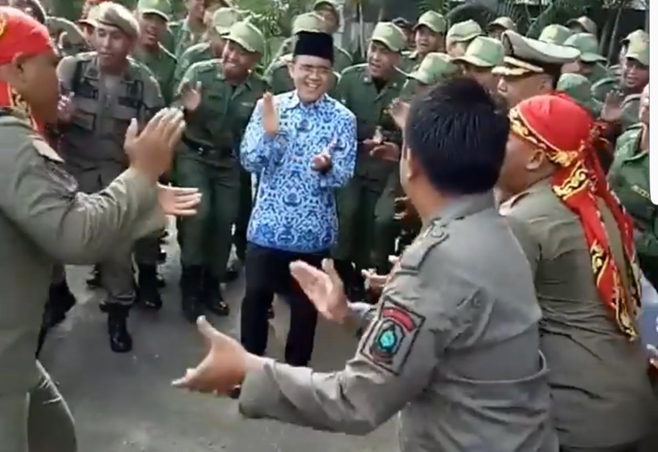 Bupati Anas bersama sejumlah personil Satpol PP.