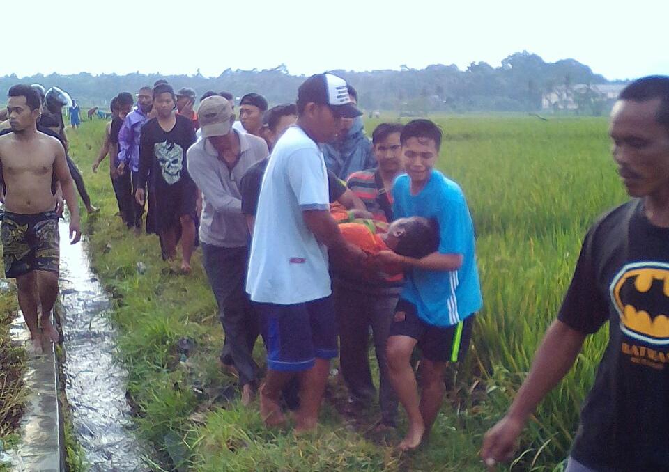 Korban dievakuasi warga. (Foto: istimewa radio Bintang Tenggara)