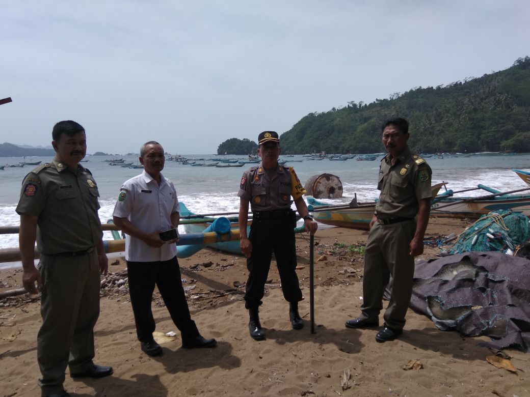 Petugas mengamankan benda asing yang ditemukan di laut.