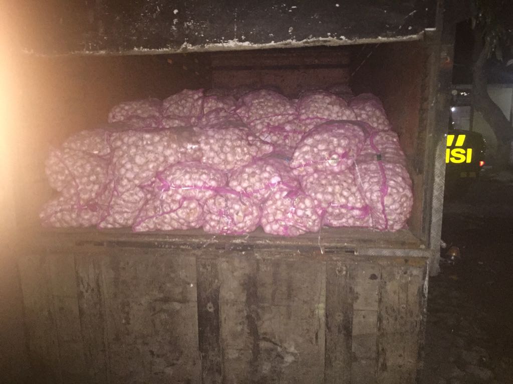 Truk bermuatan bawang yang disita petugas