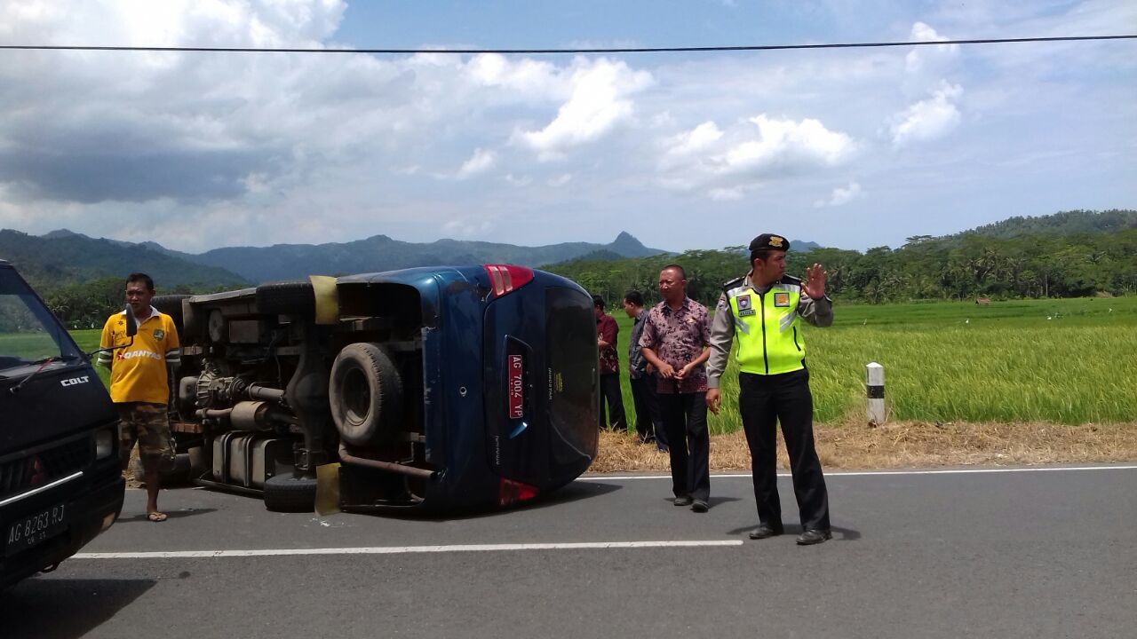 Petugas mengatur lalu lintas usai kecelakaan.
