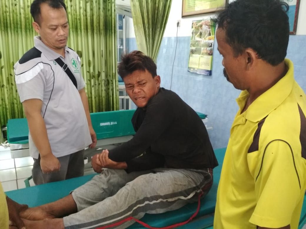 Jaseni memegangi tangannya yang kesakitan/ Foto: Irul Hamdani