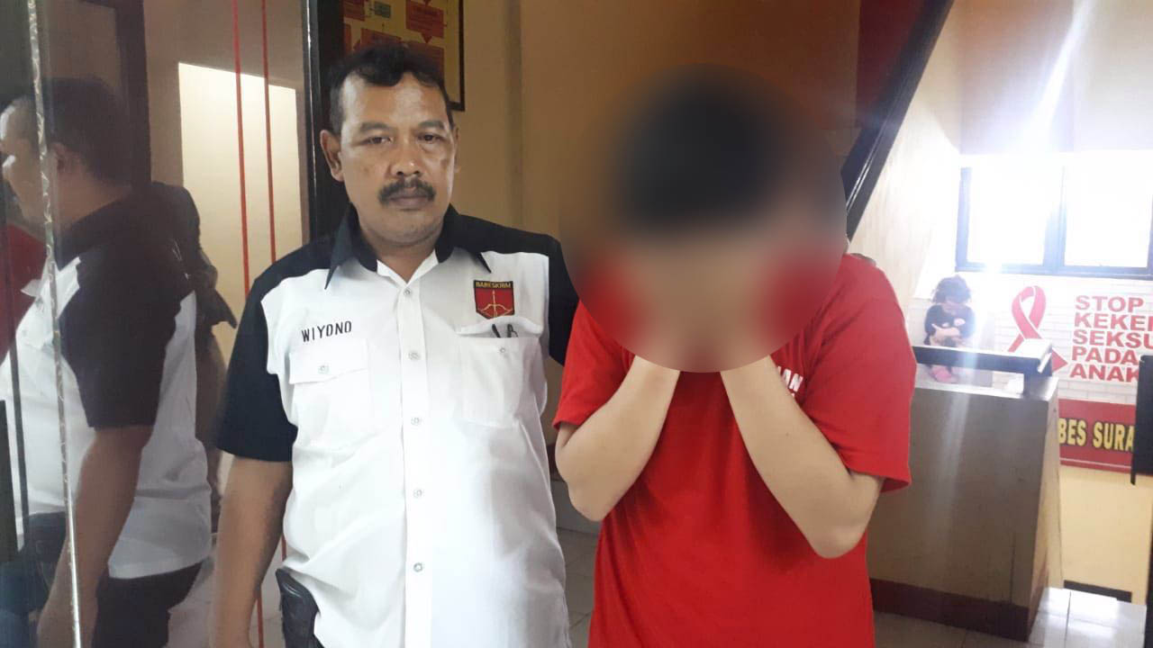 Tersangka saat diamankan di Mapolrestabes Surabaya.