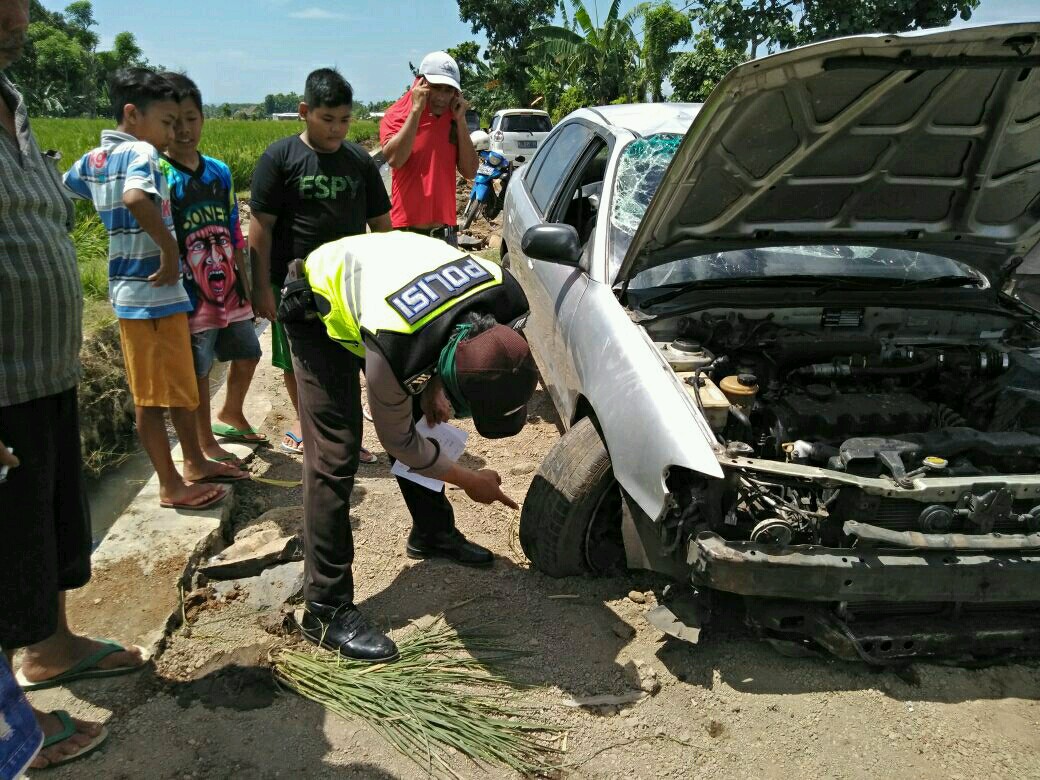 Petugas memeriksa mobil milik Amiludin.