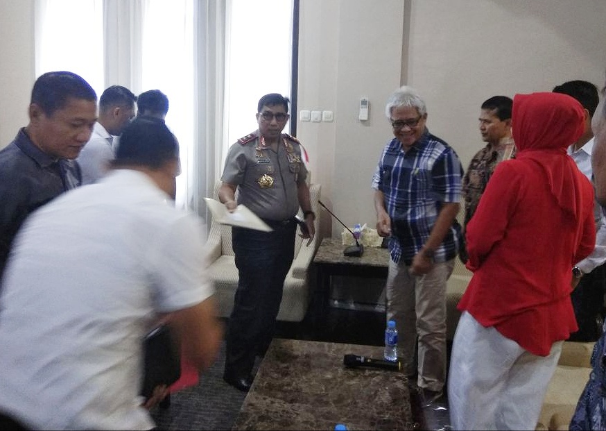 Kapolda Jatim Irjen Pol Machfud Arifin menerima warga Deltasari yang mengeluhkan pengembang.