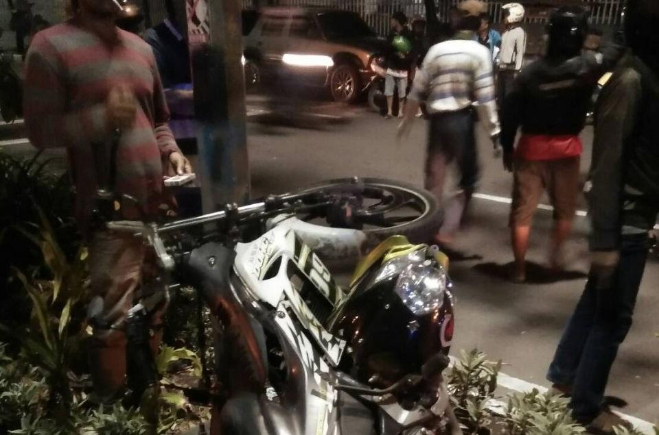 Kondisi motor yang terjaduh di tikungan tengkorak Grand City Surabaya.