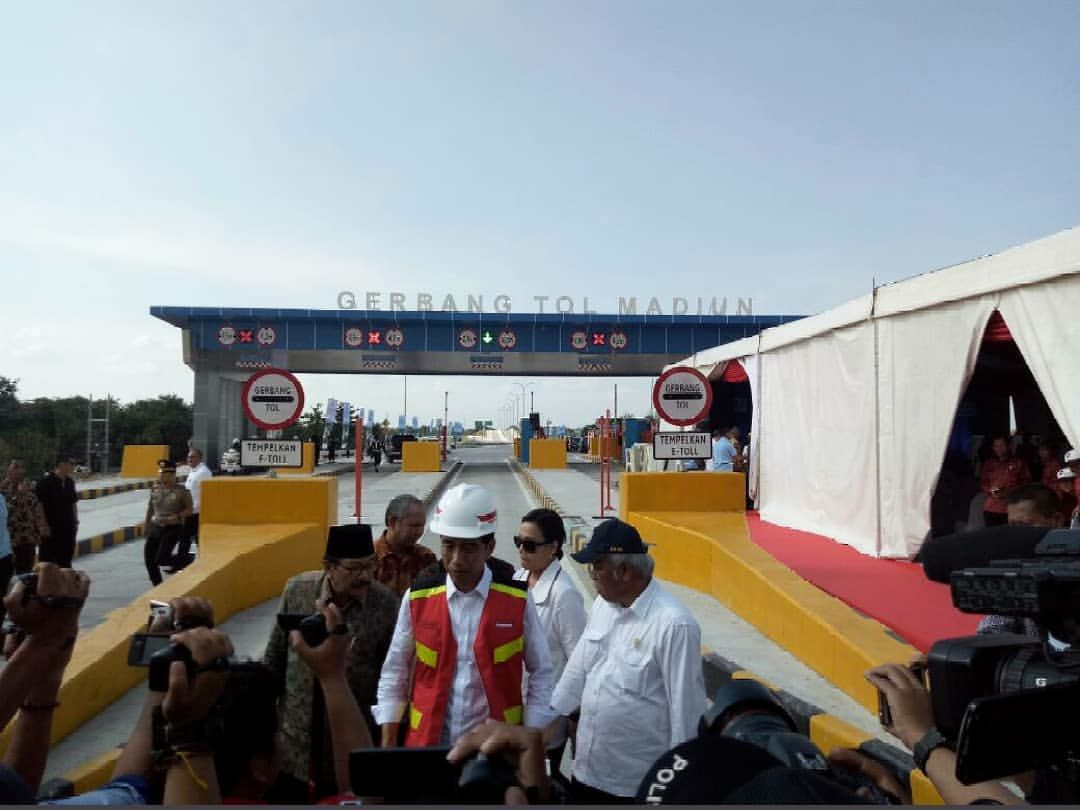 Presiden Jokowi memberikan keterangan pers di pintu gerbang tol Madiun, Desa Bagi, Kecamatan Sawahan, Madiun.