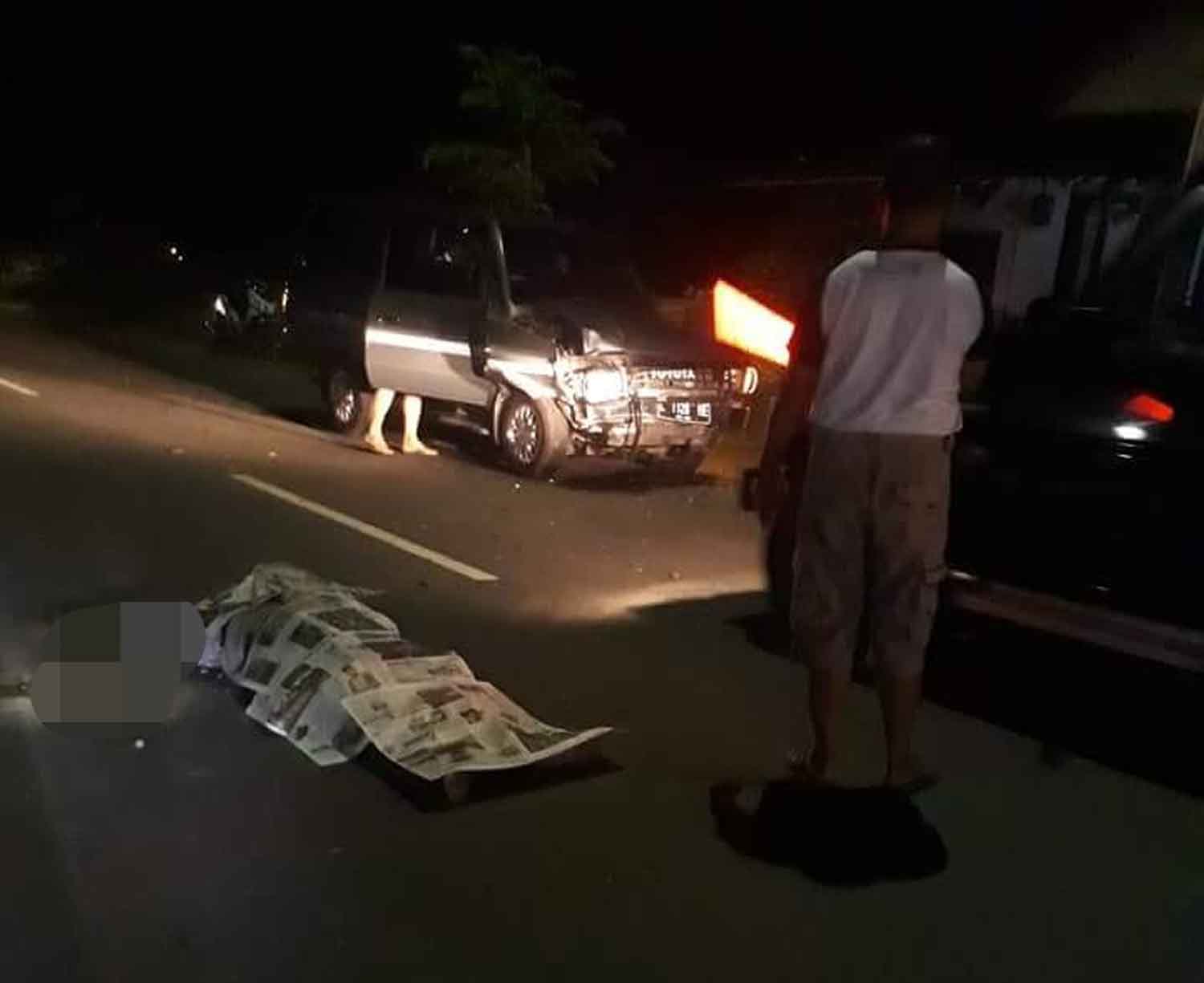 Petugas melakukan olah tempat kejadian perkara kecelakaan.