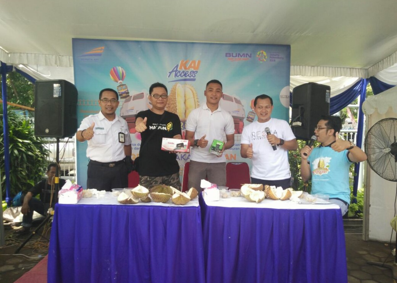 Durian gratis yang ada di stasiun Madiun