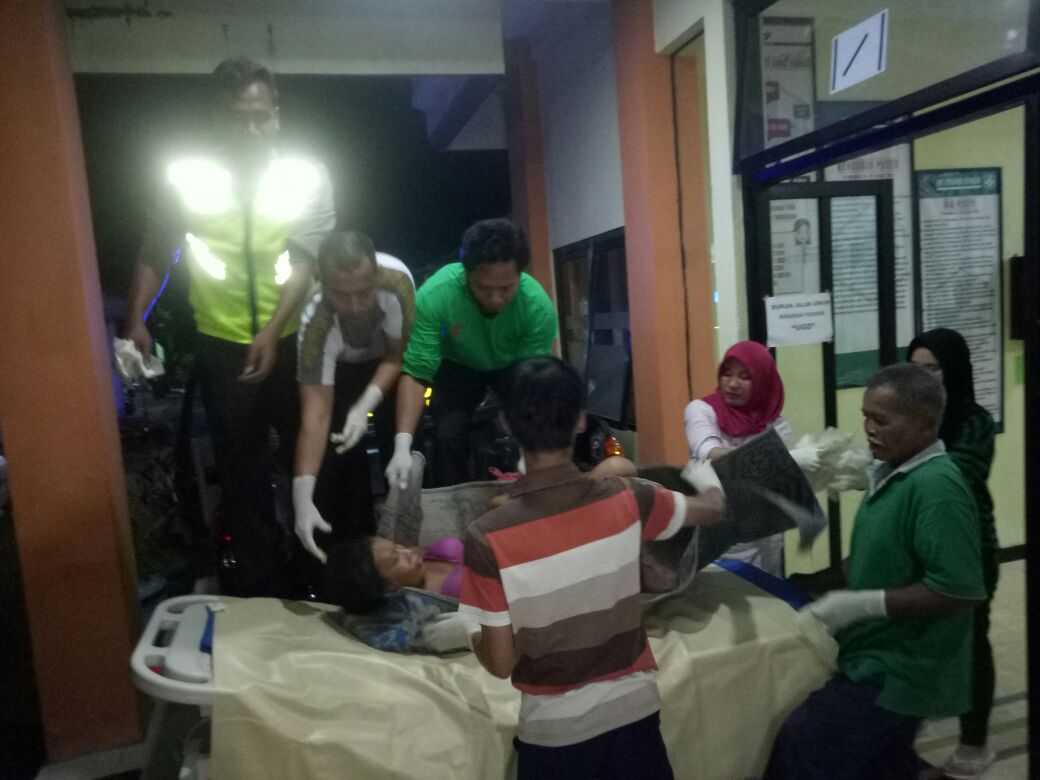 Polisi mengevakuasi seorang ibu yang melahirkan.