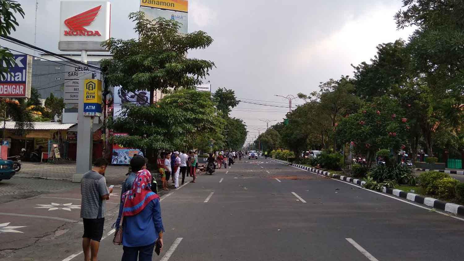 Tak Diizinkan Masuk Stadion, Suporter Bentrok dengan Polisi