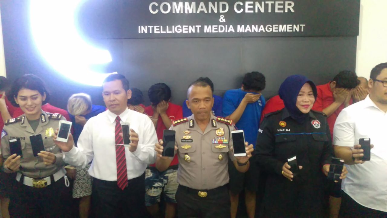 Kapolrestabes Surabaya Kombes Pol Rudi Setiawan (tengah), saat acara konfrensi pers di Mapolrestabes Surabaya.