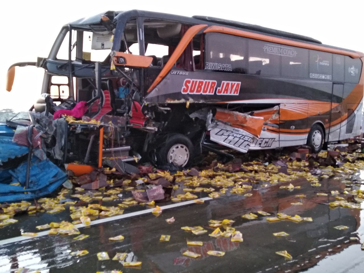 Bus yang terlibat kecelakaan di Tol Ngawi