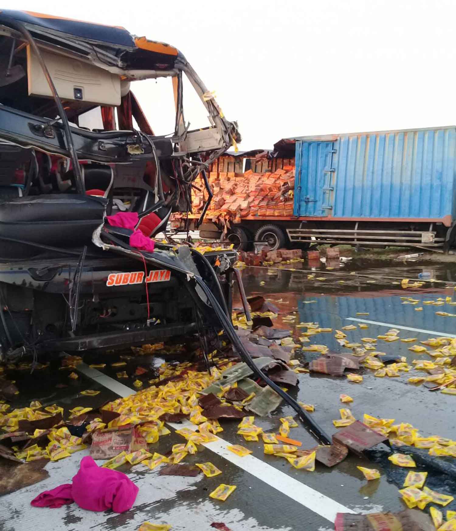 Berita Foto: Ngerinya Kecelakaan Bus Wisata vs Truk di Tol Ngawi