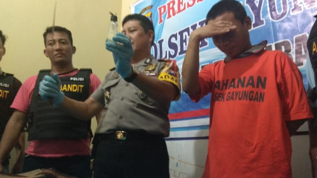 Tersangka sopir angkot saat diamankan di Polsek Gayungan Surabaya.