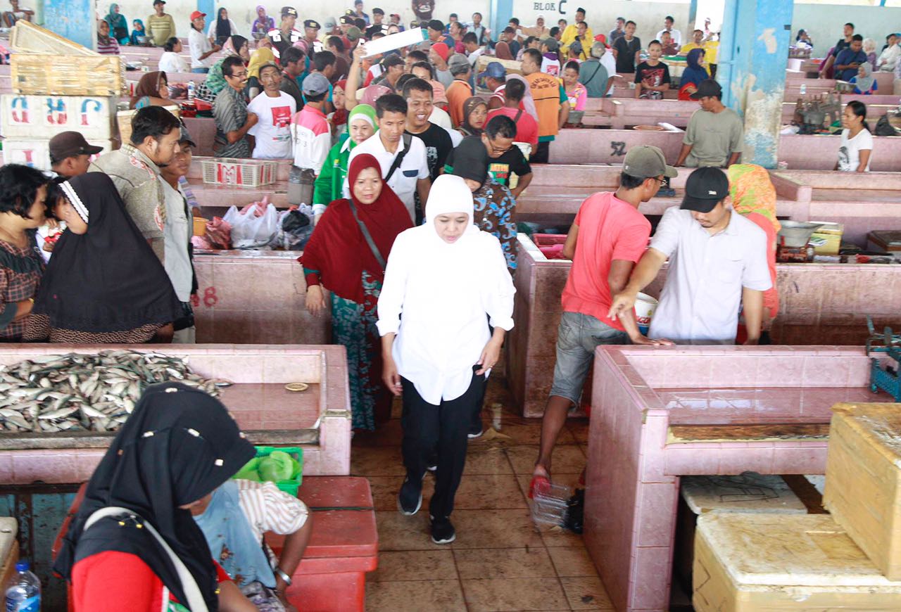 Cagub Khofifah saat mengunjungi pasar ikan Probolinggo.