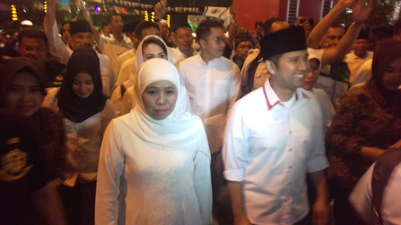 Cagub Khofifah dan Cawagub Emil Dardak saat mendatangi Dyandra Convention Hall Surabaya.