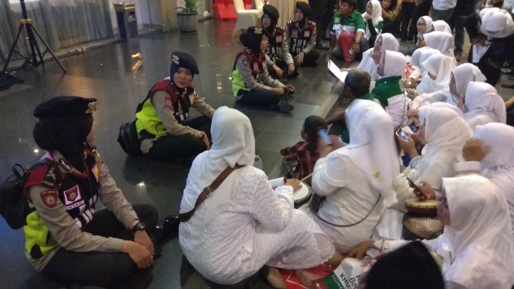  Begini Suasana Penjagaan di Luar Lokasi Debat Publik Pilgub Jatim