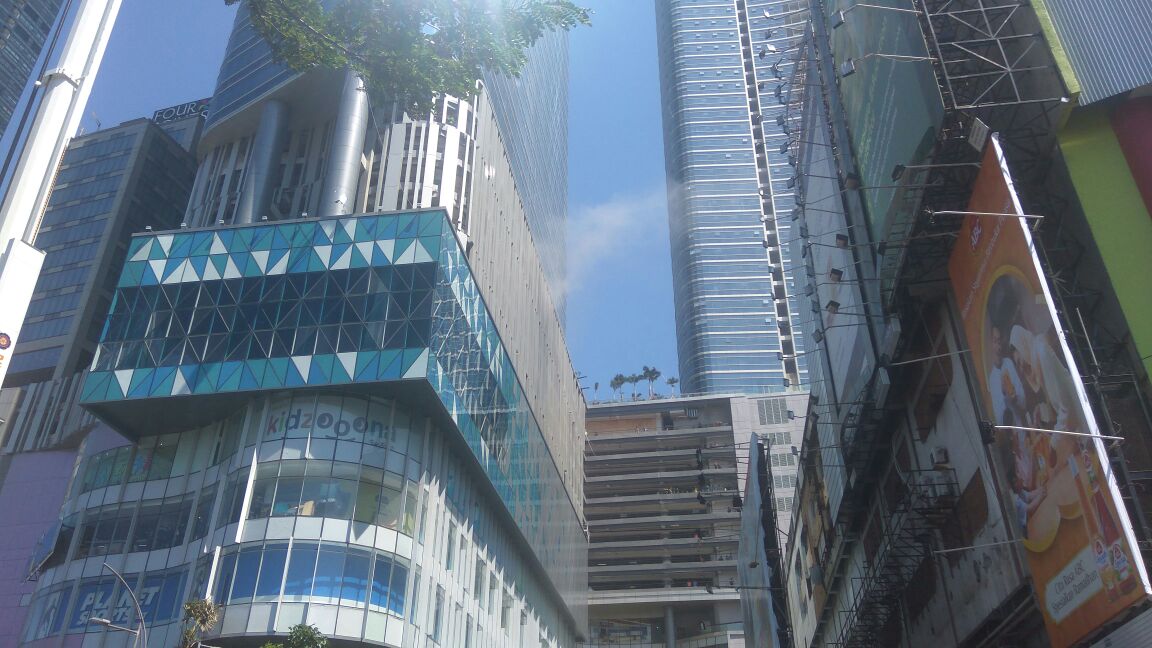 Gedung Tunjungan Plaza 6 Surabaya mengeluarkan asap tebal di lantai 13.