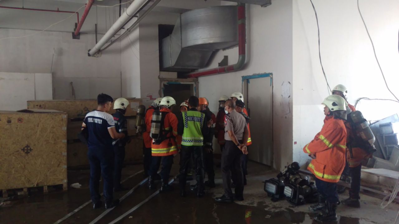 Proses pembasahan kebakaran di apartemen One Icon, Pakuwon Tower Surabaya.