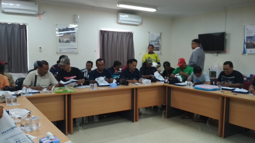 Para awak media saat berada di kantor tambang emas Tumpang Pitu Banyuwangi.